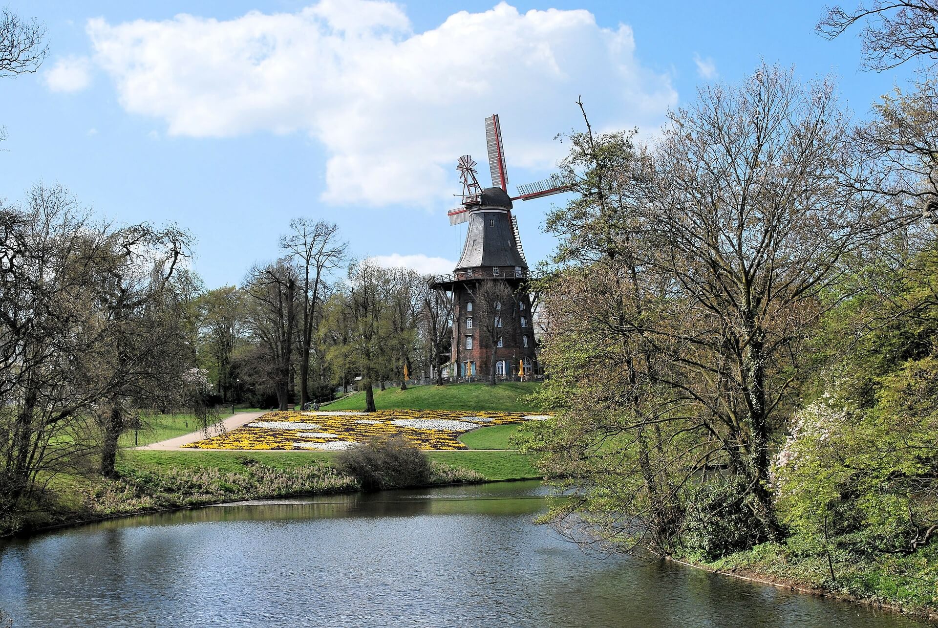 Windmühle und Windrad in Bremen