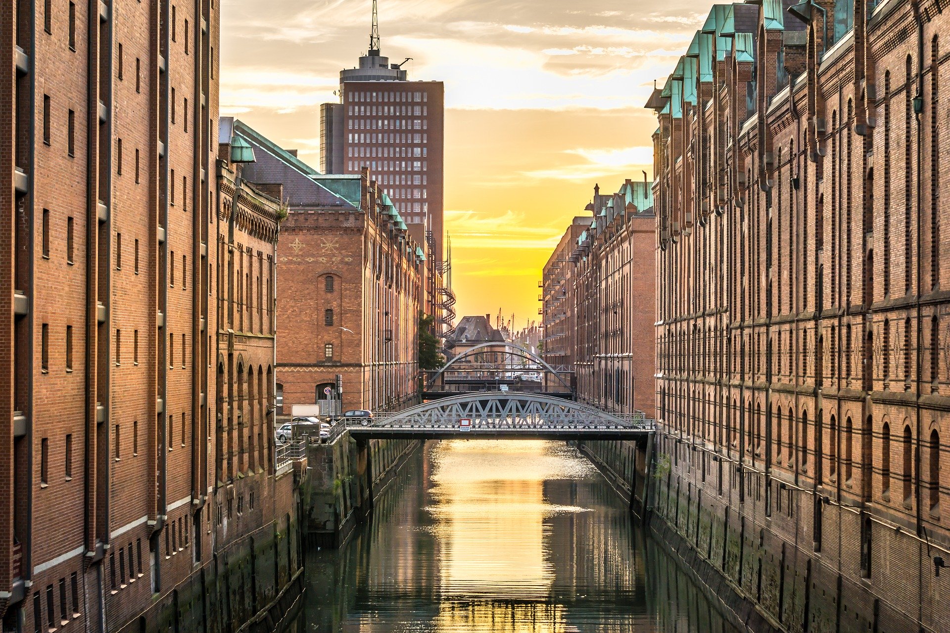 Blick auf die Hamburger Altstadt von einem Fluss aus