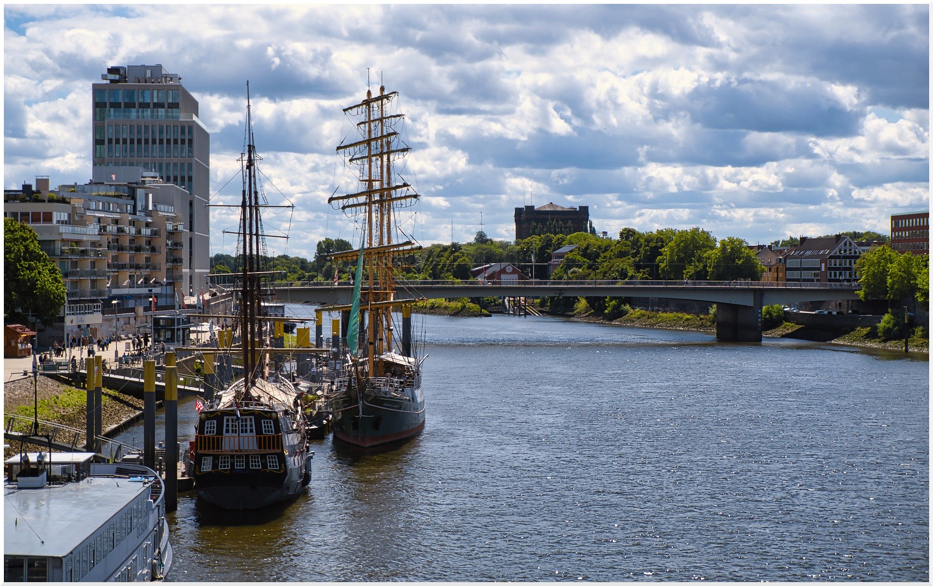 Schiffe und Brücke in Bremen
